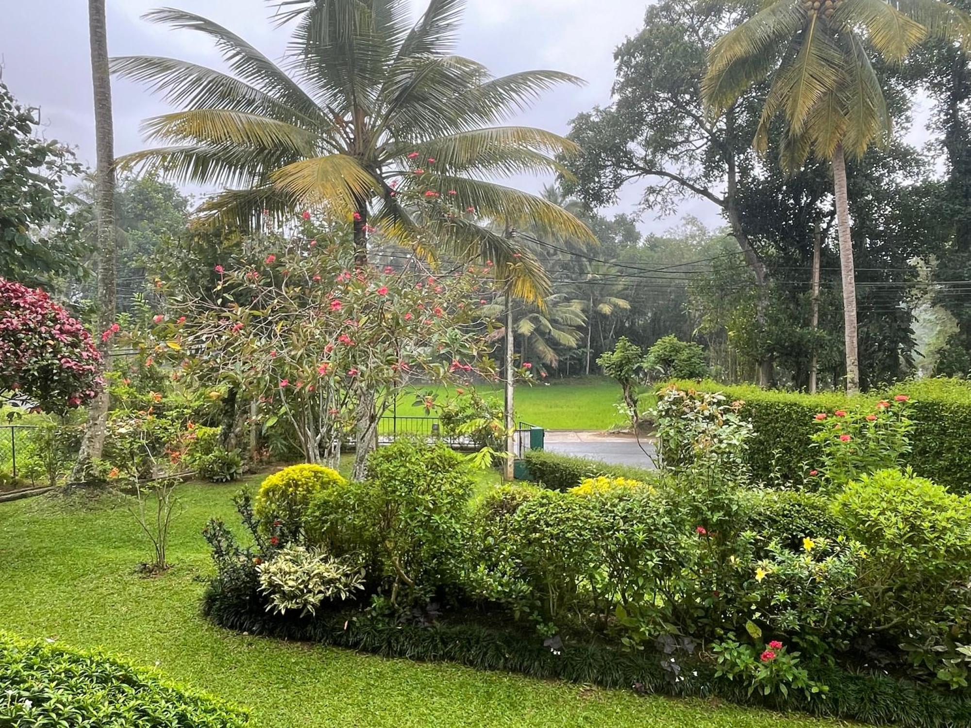 Surveyor'S Residence Bungalow Kandy Bagian luar foto
