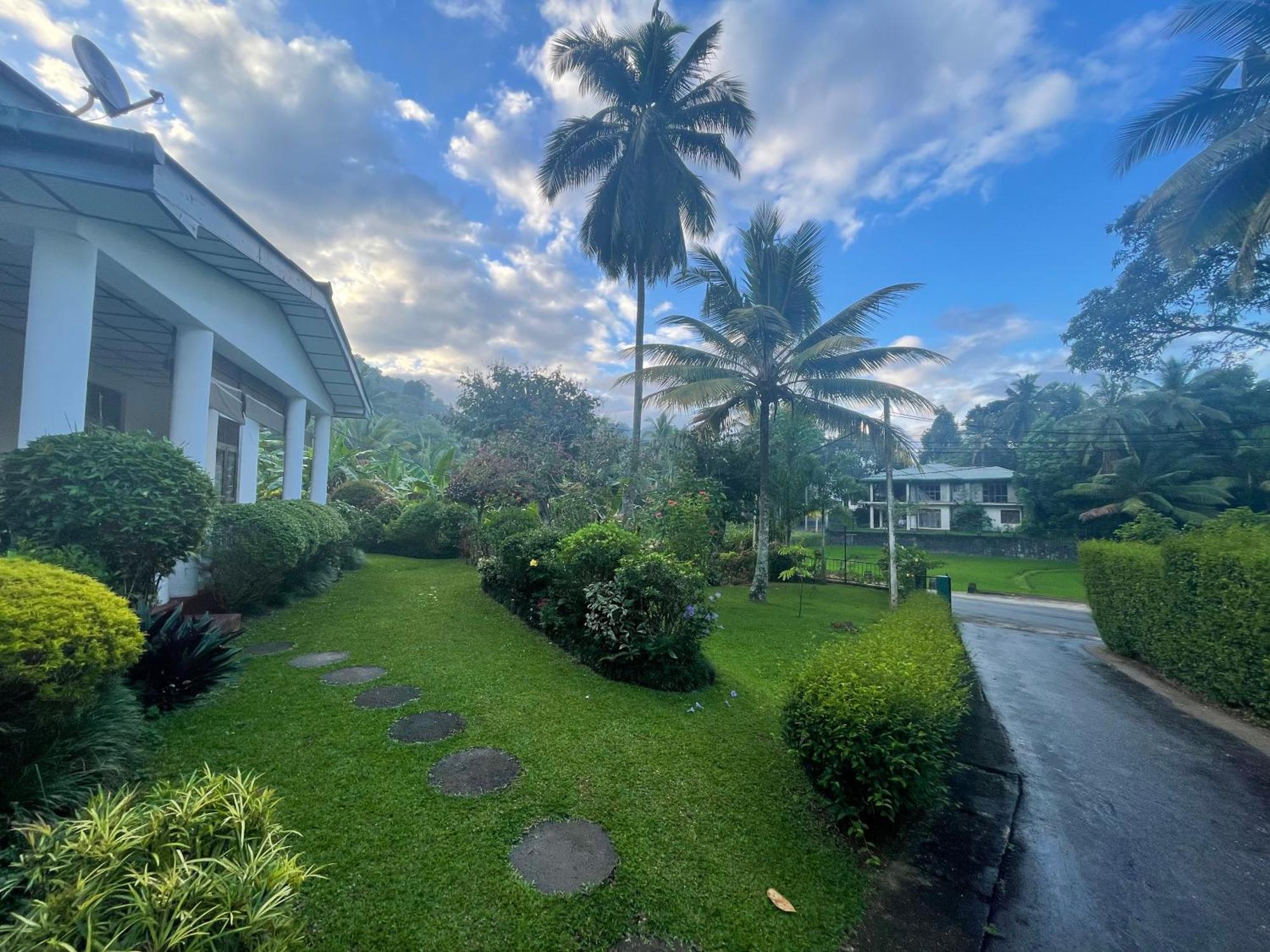 Surveyor'S Residence Bungalow Kandy Bagian luar foto