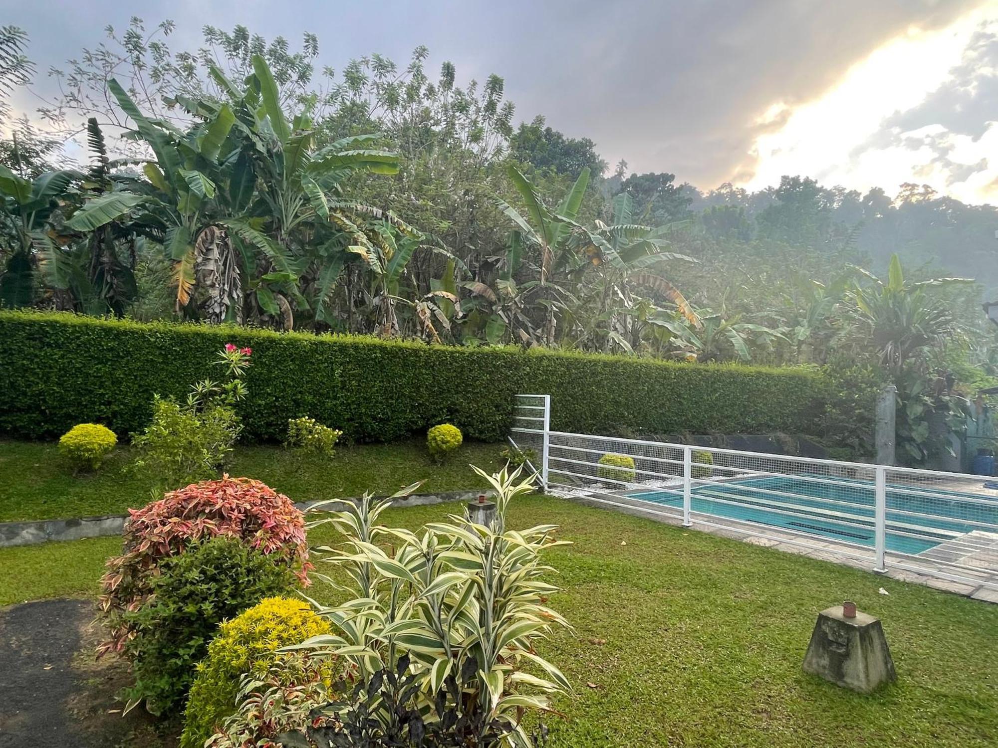 Surveyor'S Residence Bungalow Kandy Bagian luar foto